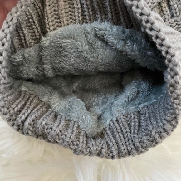 2 piece winter set, gloves and beanie - Picture 9 of 11